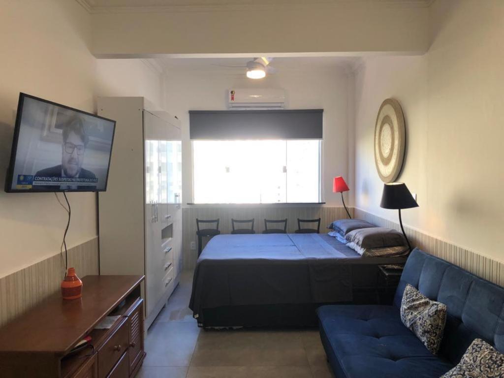 1 dormitorio con 1 cama, TV y sofá en Entre Copacabana e Ipanema, 300 metros da praia, entre postos 5 e 6, en Río de Janeiro