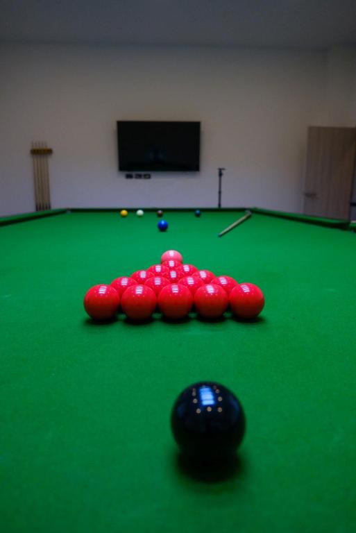 Biliár nebo kulečník v ubytování Double J Hotel