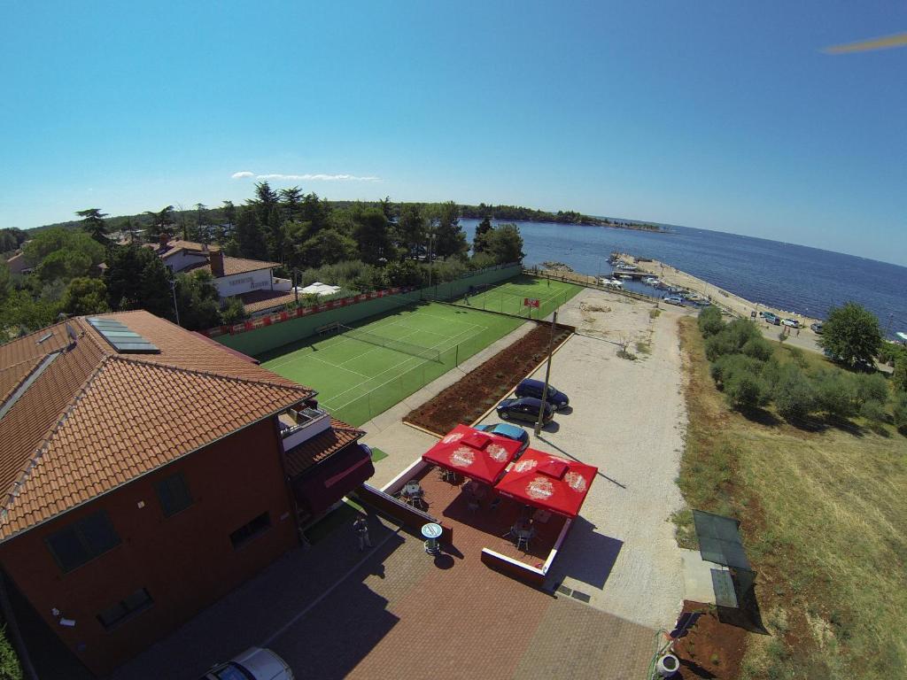 - une vue aérienne sur un court de tennis situé à côté d'un bâtiment dans l'établissement Villa Egida Capris, à Lovrečica