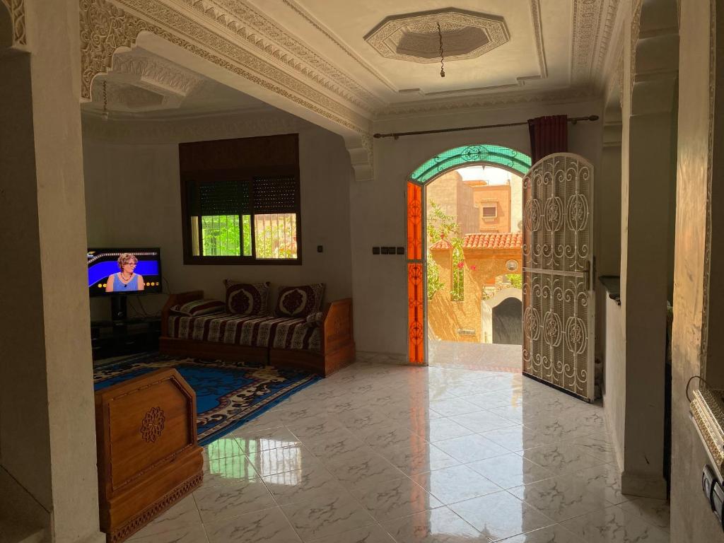 een woonkamer met een bank en een televisie bij Appartement Villa Rayhana in Khenifra