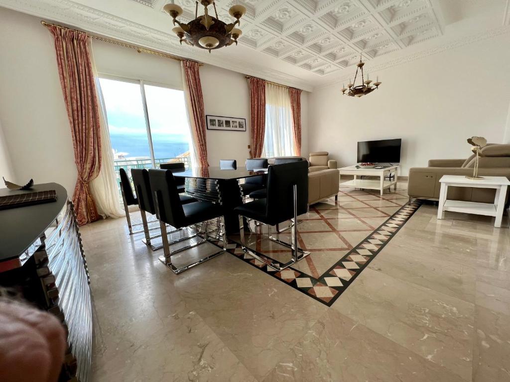 un salon avec une table, des chaises et un canapé dans l'établissement APPARTEMENT LUXUEUX VUE MER & CROISETTE 4 CH 4 SDB, à Cannes