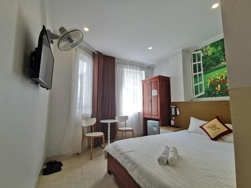 TV a/nebo společenská místnost v ubytování Sen Vàng Hotel