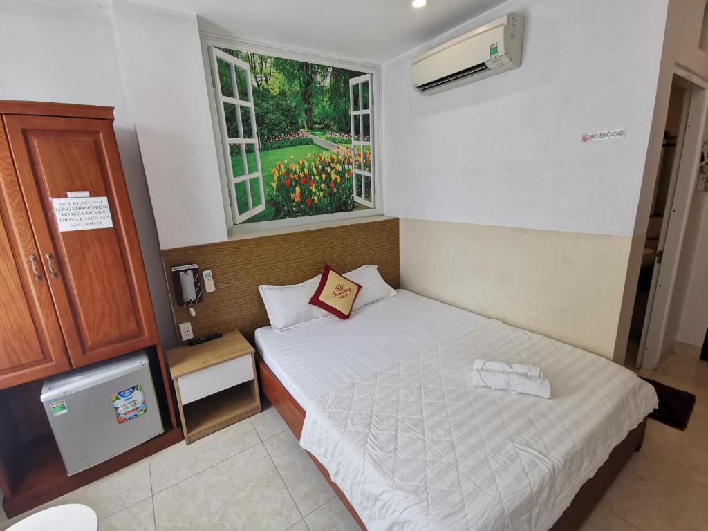 Postel nebo postele na pokoji v ubytování Sen Vàng Hotel