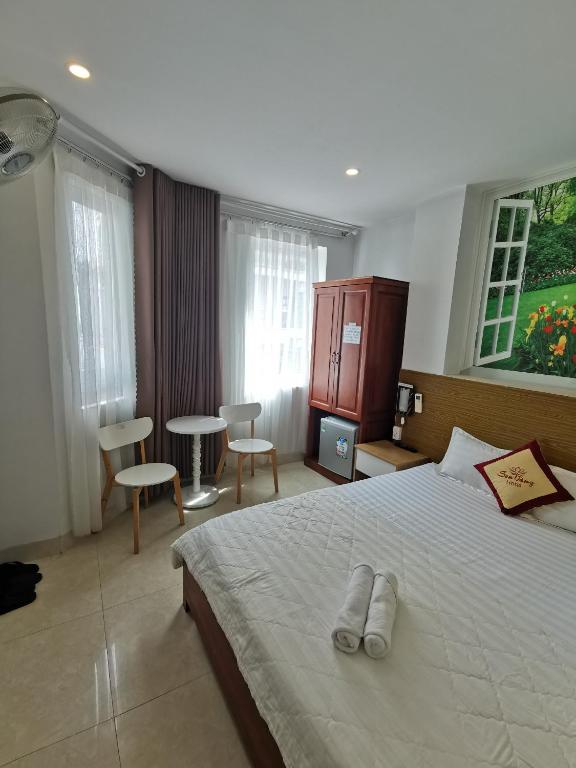 Postel nebo postele na pokoji v ubytování Sen Vàng Hotel