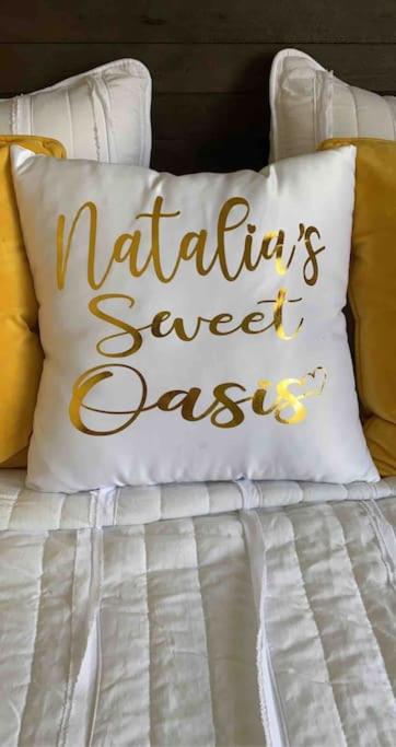 Postel nebo postele na pokoji v ubytování Natalia’s Sweet Oasis