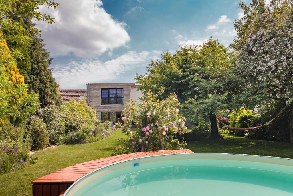 una piscina en el patio trasero de una casa en Zuhause im Paradies en Hannover