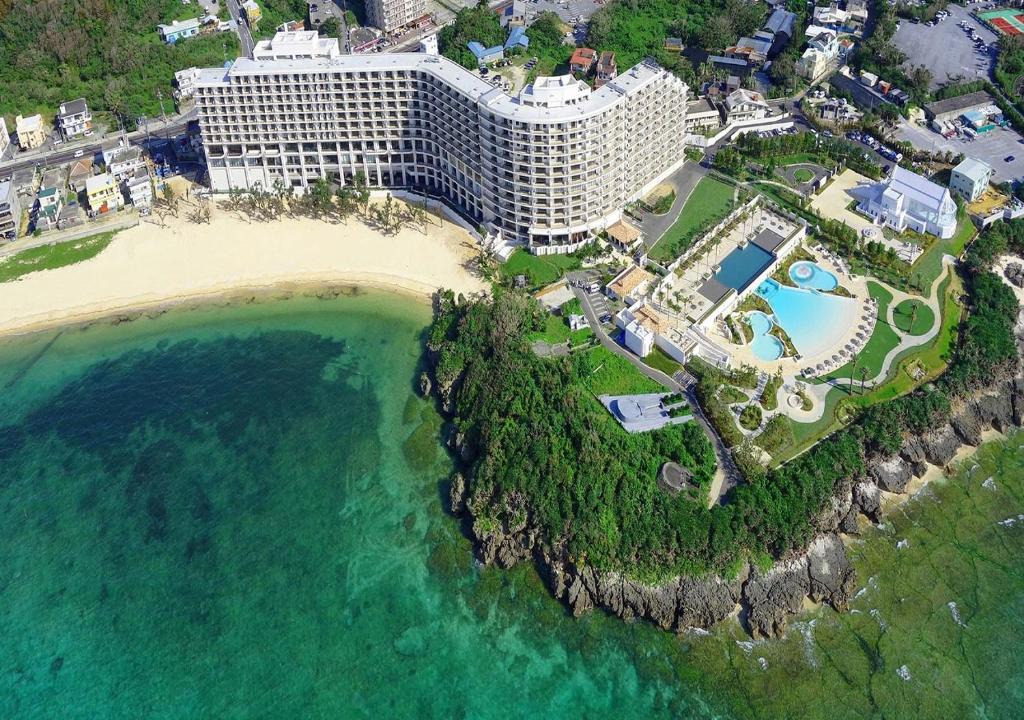 z powietrza widok na ośrodek na plaży w obiekcie Hotel Monterey Okinawa Spa & Resort w mieście Onna