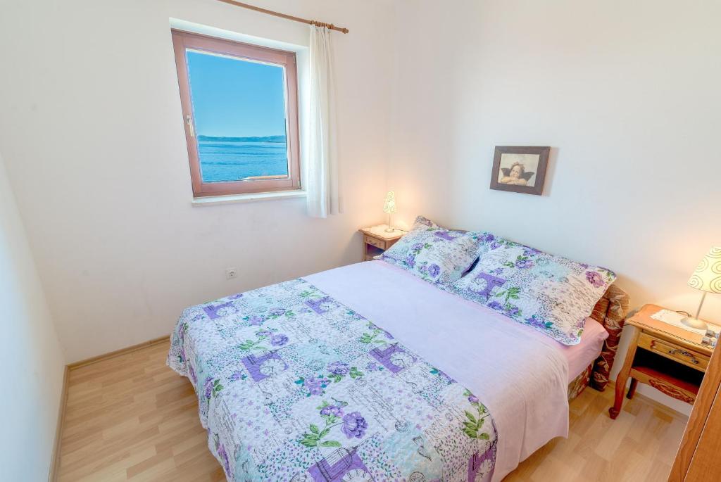 Postel nebo postele na pokoji v ubytování Apartments by the sea Zdrelac, Pasman - 15911