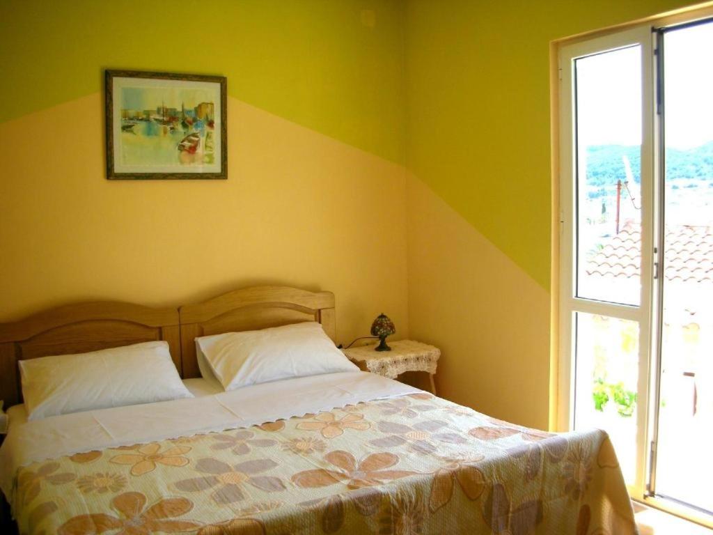 Schlafzimmer mit einem Bett und einem Fenster in der Unterkunft Apartments by the sea Vis - 15926 in Vis