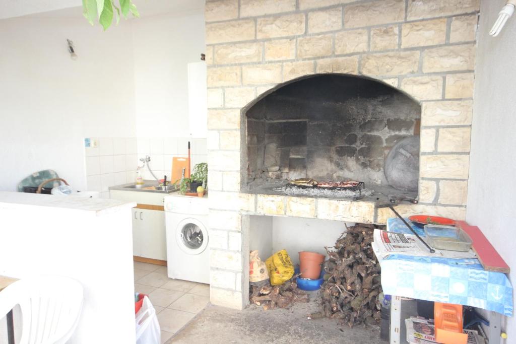 Gril dostupný pro hosty v apartmánu