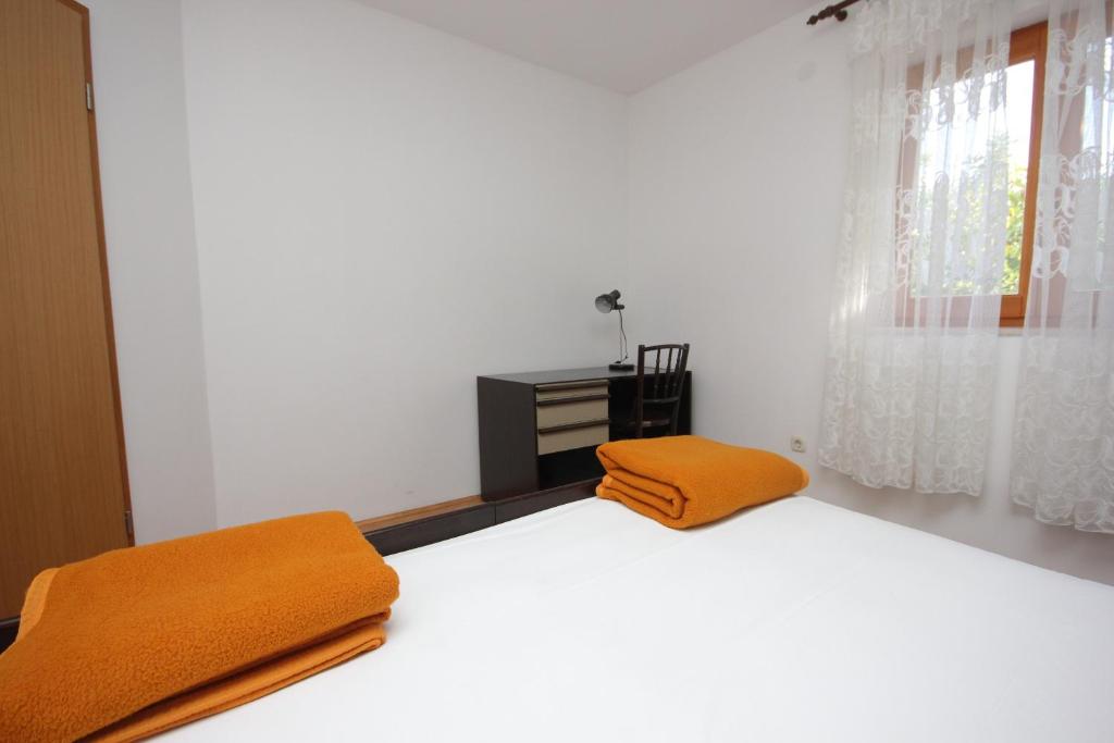 Postel nebo postele na pokoji v ubytování Apartment Vis 2470c