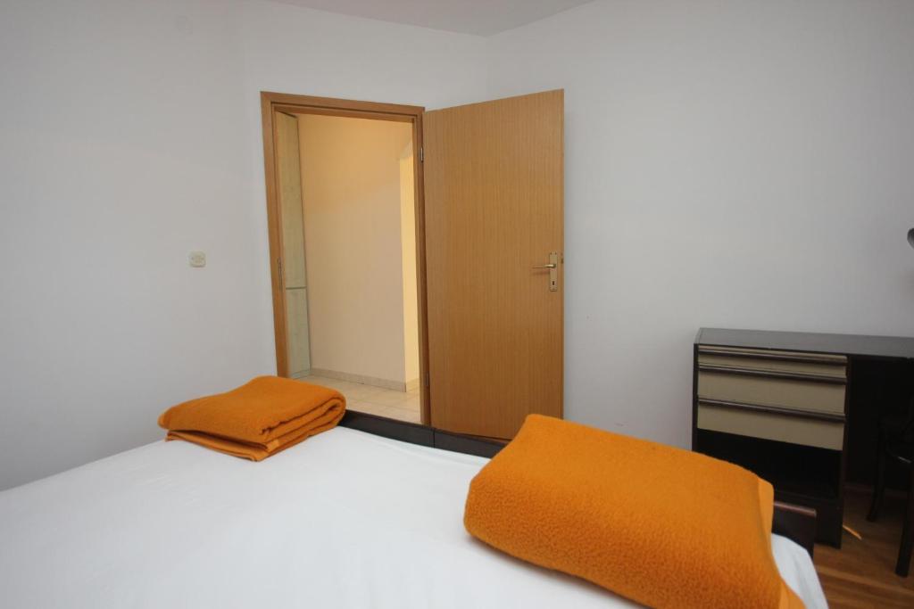 Postel nebo postele na pokoji v ubytování Apartment Vis 2470c