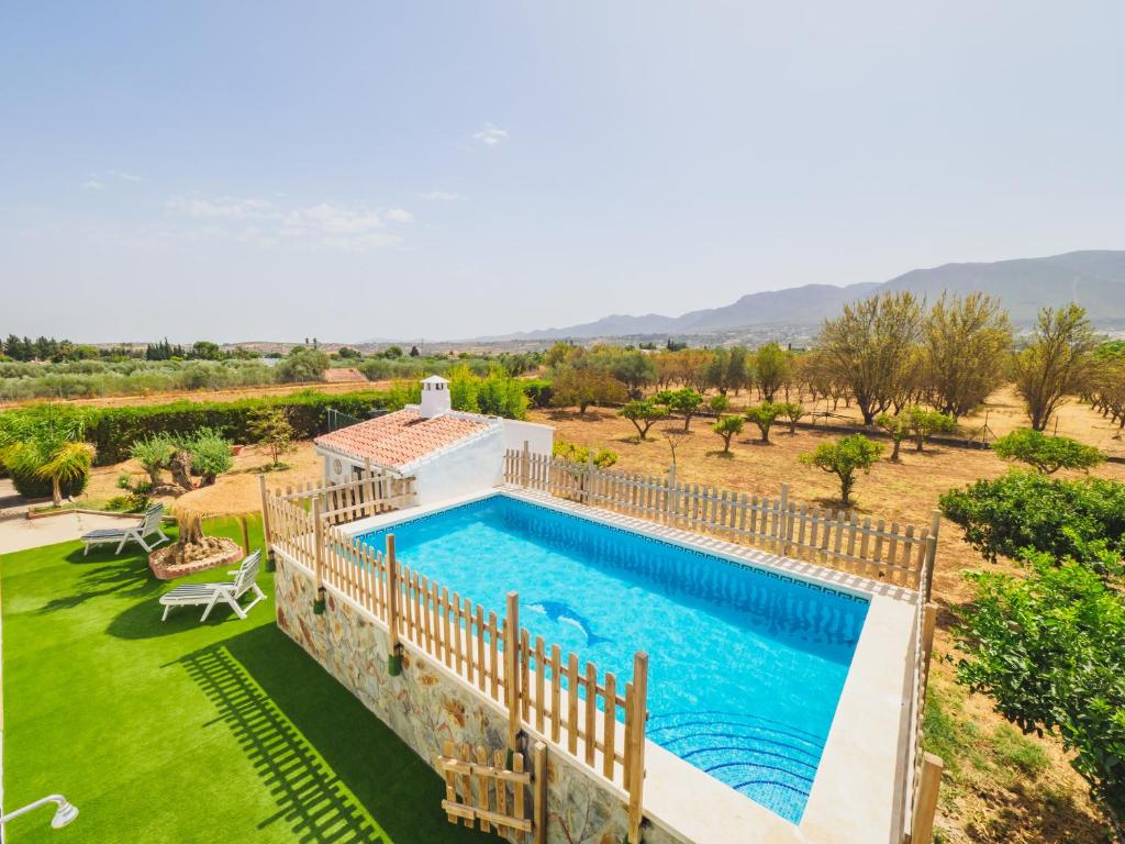 vista aerea su una villa con piscina di Cubo's Finca Isabel Privacy & Relax ad Alhaurín el Grande