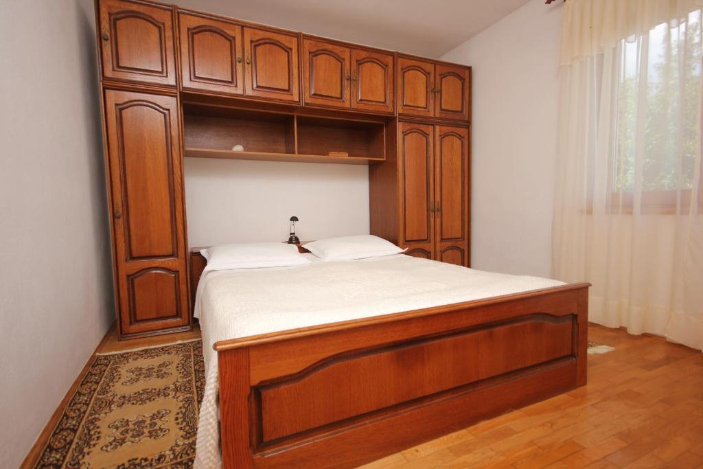 Postel nebo postele na pokoji v ubytování Apartments by the sea Vis - 2470