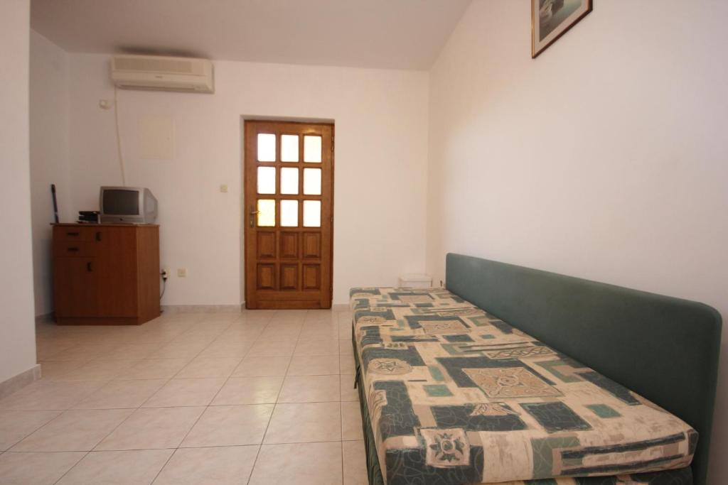 Postel nebo postele na pokoji v ubytování Apartments by the sea Vis - 2470
