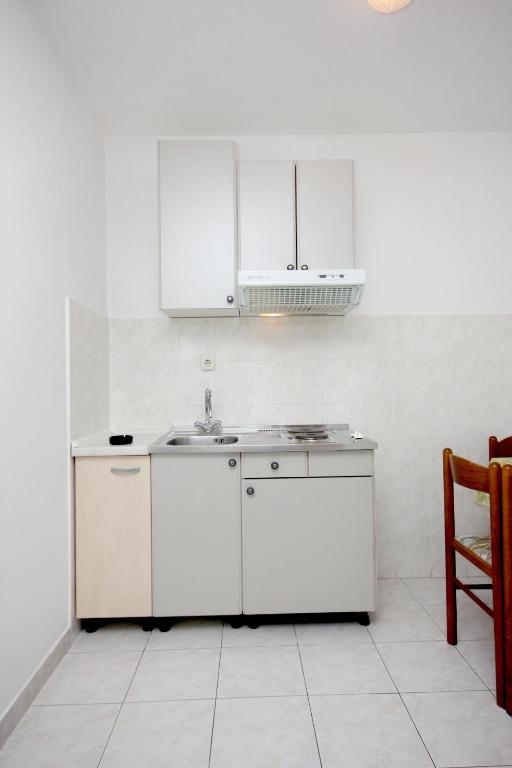 Kuchyň nebo kuchyňský kout v ubytování Apartments by the sea Vis - 2470