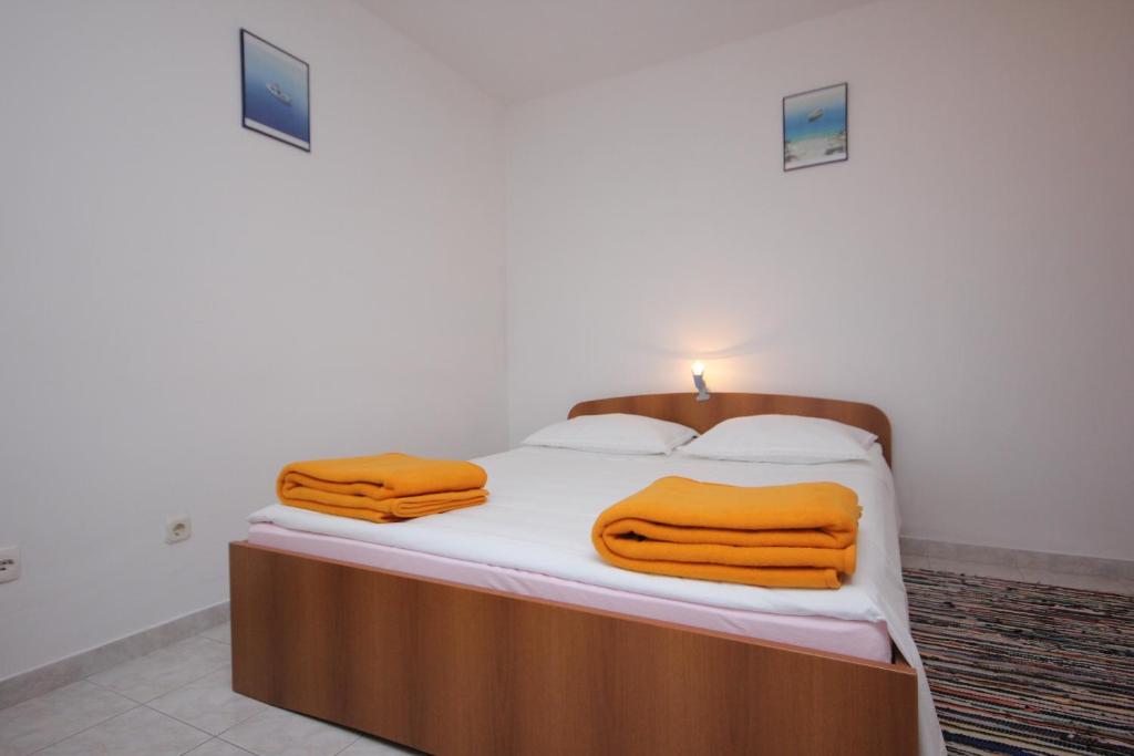 Postel nebo postele na pokoji v ubytování Apartments by the sea Vis - 2470