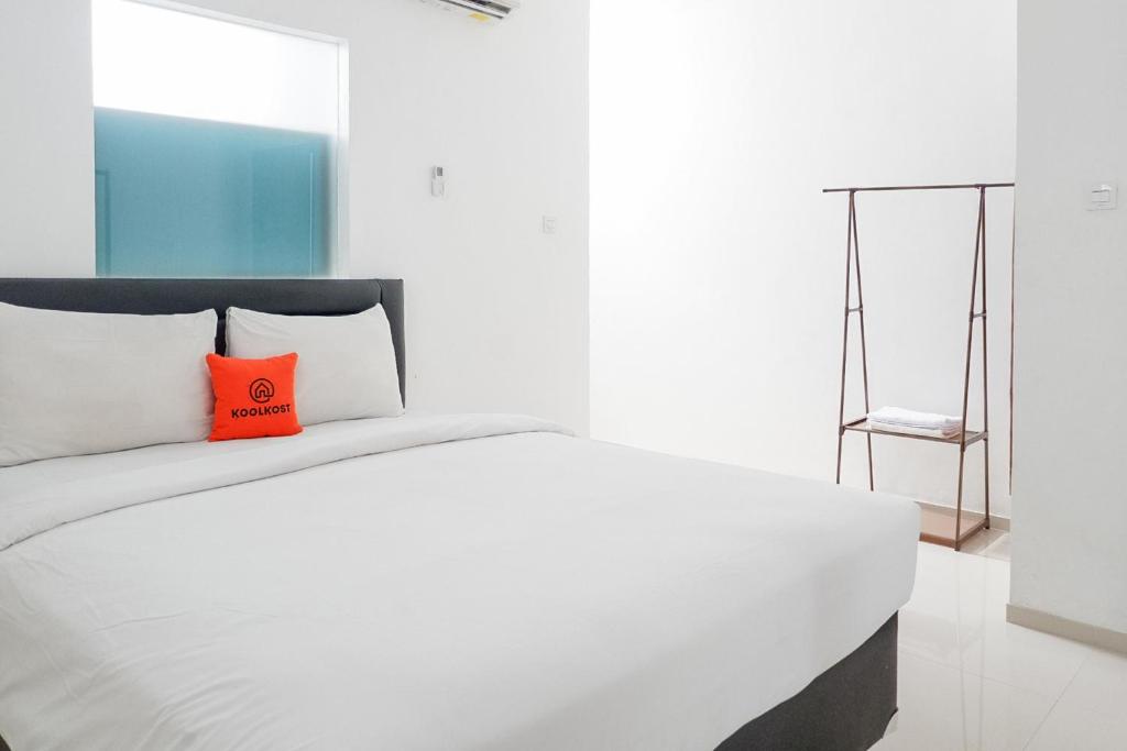 Ένα ή περισσότερα κρεβάτια σε δωμάτιο στο KoolKost near Raya Canggu - Minimum Stay 5 Nights