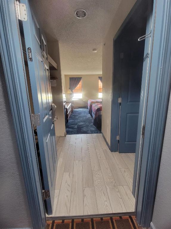 CountrySide Inn - Kamer Met Kingsize Bed En Uitzicht Op Het Zwembad