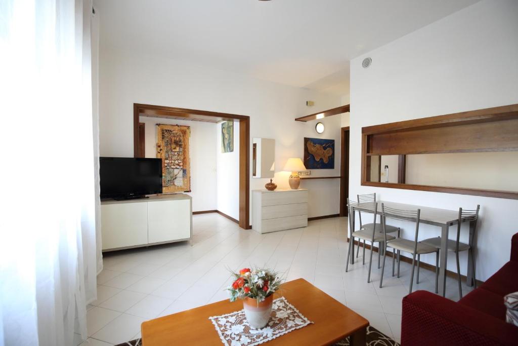 uma sala de estar com uma mesa e uma sala de jantar em Appartamento CECCATO em Montecchio Maggiore