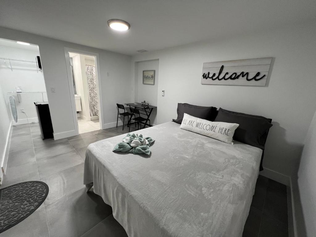 a bedroom with a bed with a welcome sign on the wall at LYZ Miami Airport in Miami