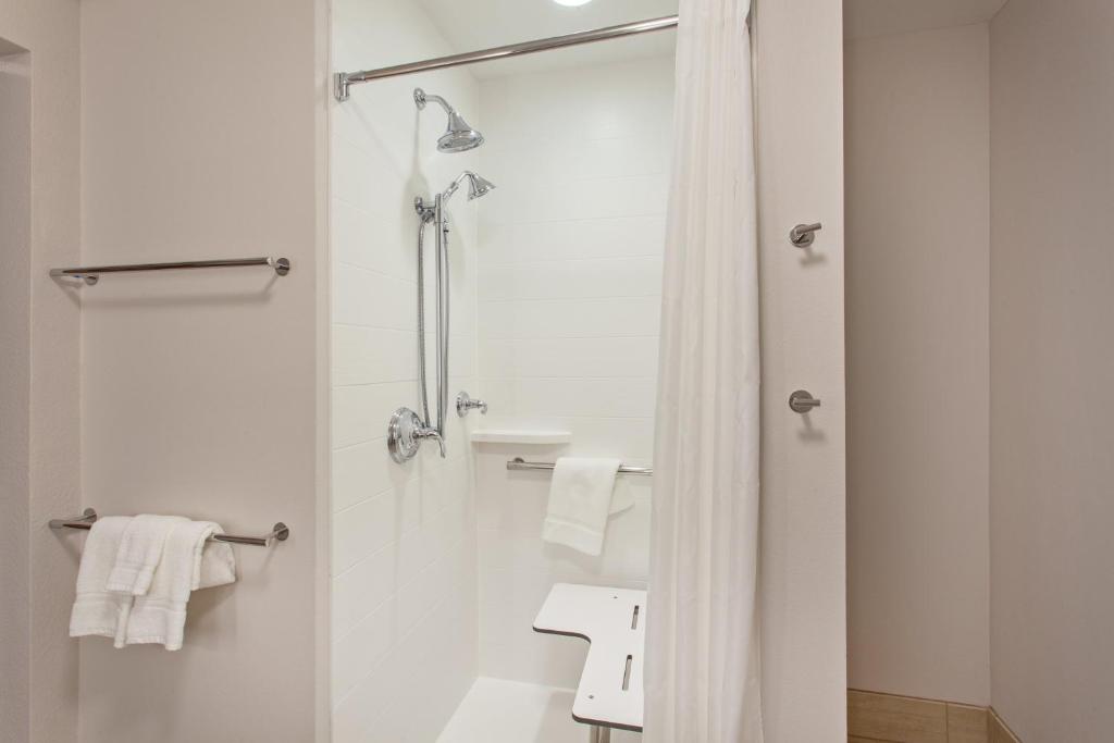 Holiday Inn Express & Suites - Brigham City - North Utah, an IHG Hotel - Suite - Mobility Access Roll In Shower/Non-Smoking