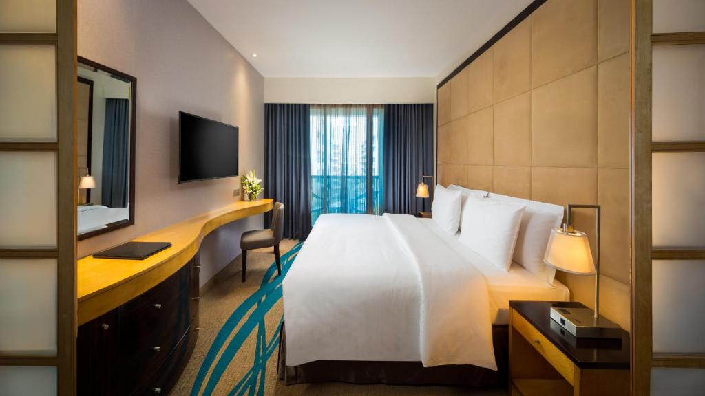 Pokój hotelowy z dużym łóżkiem i telewizorem w obiekcie Savoy Suites Hotel Apartment - Newly Renovated w Dubaju