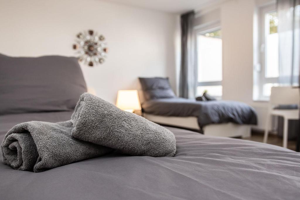 Una cama con un montón de toallas encima en Spacious 3 Room Apartment with Wifi and Balcony, en Iserlohn