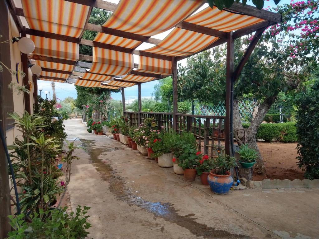 A garden outside Il gazebo