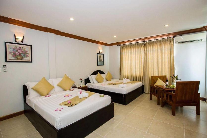 Postel nebo postele na pokoji v ubytování Angkor Leap Hotel