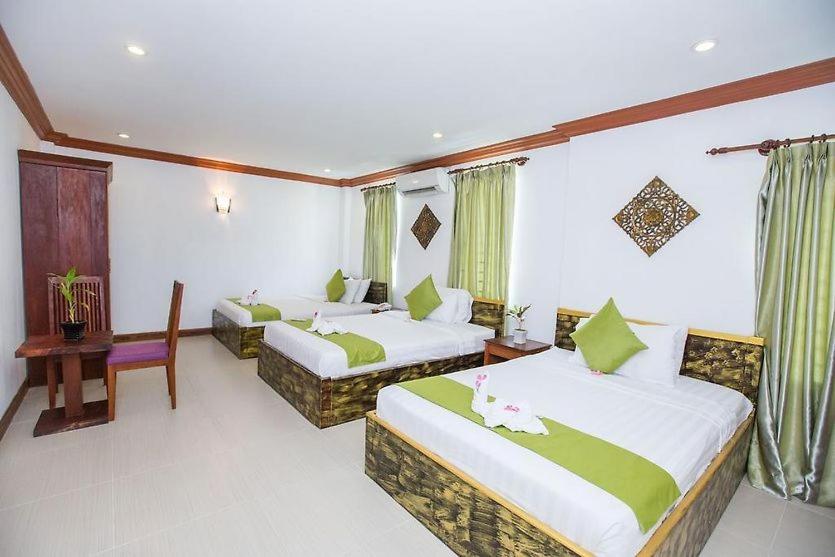 Postel nebo postele na pokoji v ubytování Angkor Leap Hotel