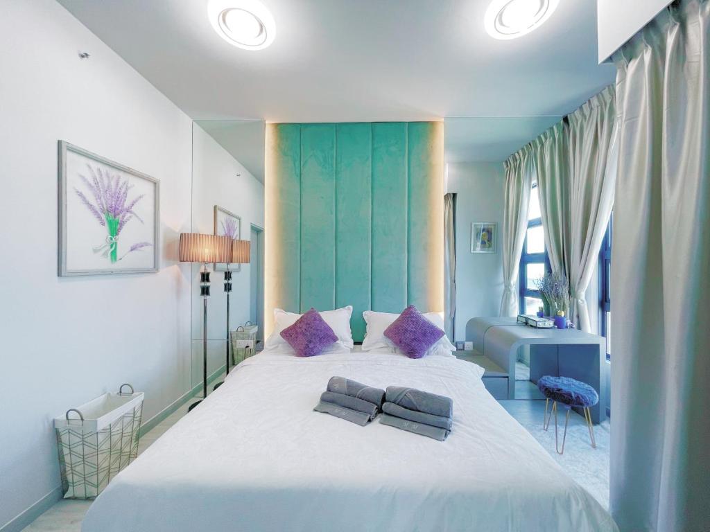 Seaside Lavender Suite Jesselton Quay Citypads房間的床