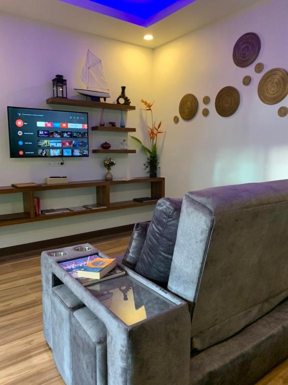 TV a/nebo společenská místnost v ubytování Smile Home Krabi Klong Moung Beach