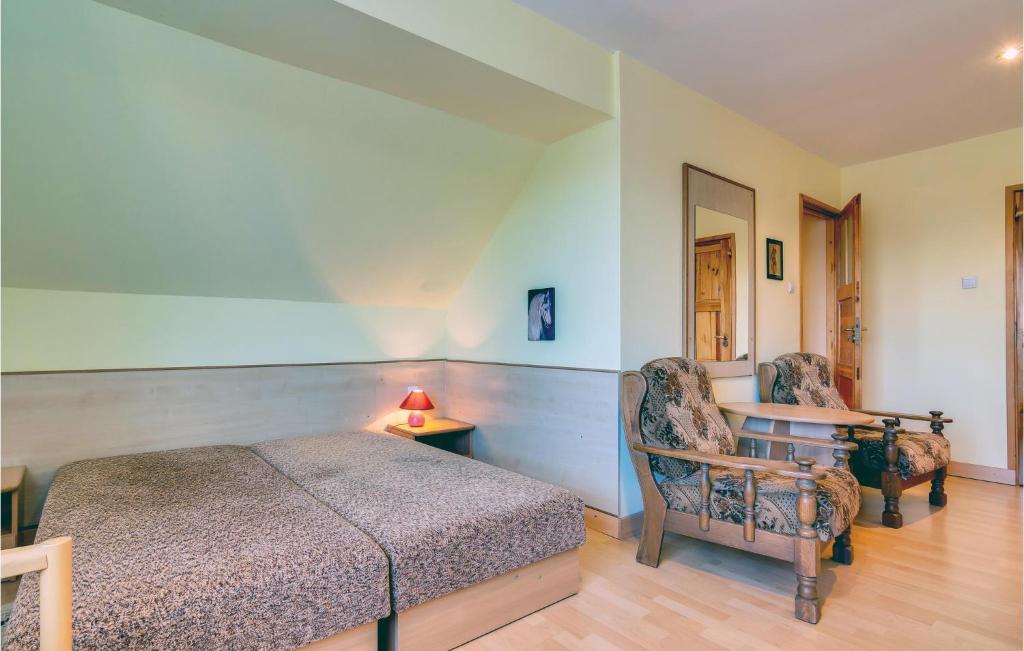Posteľ alebo postele v izbe v ubytovaní 8 Bedroom Beautiful Home In Miastko