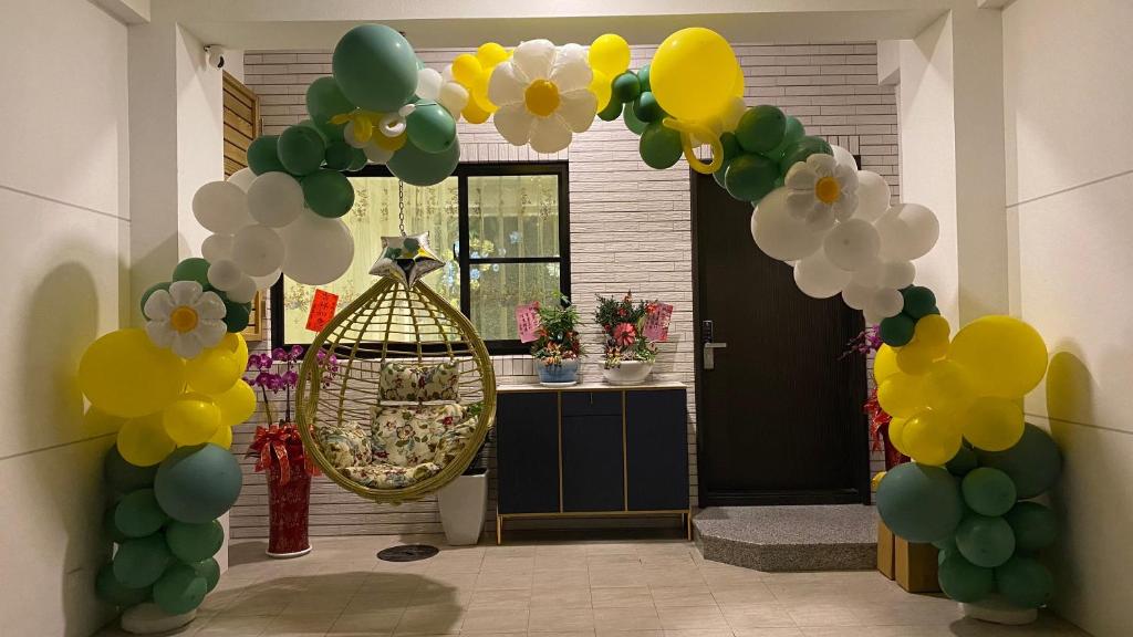 um quarto com um monte de balões e um espelho em Wang Ming Homestay em Wang-ming