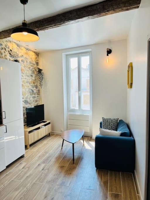 un salon avec un canapé et une table dans l'établissement Superbe appartement au coeur du Mourillon refais à neuf proche des plage, à Toulon