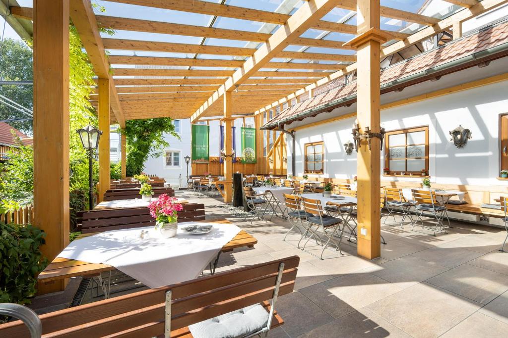 Hotel Neuwirtにあるレストランまたは飲食店