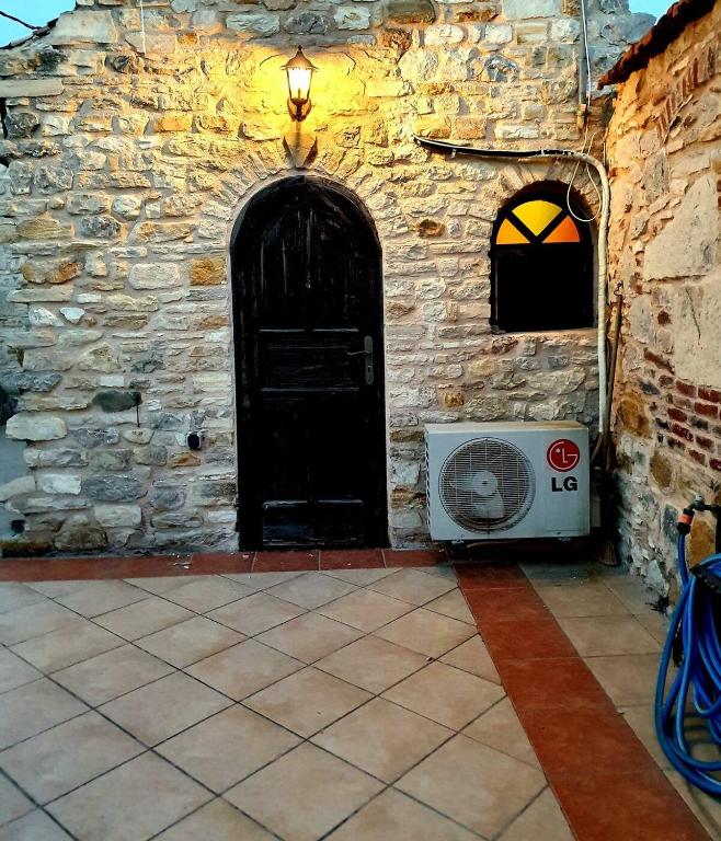 Fotografie z fotogalerie ubytování Traditional medieval Holiday House In Kalamoti v destinaci Kalamoti