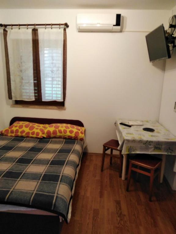 Łóżko lub łóżka w pokoju w obiekcie Apartments with a parking space Njivice, Krk - 15904