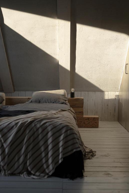 Postel nebo postele na pokoji v ubytování Tilia authentic home, butikowe apartamenty nad morzem