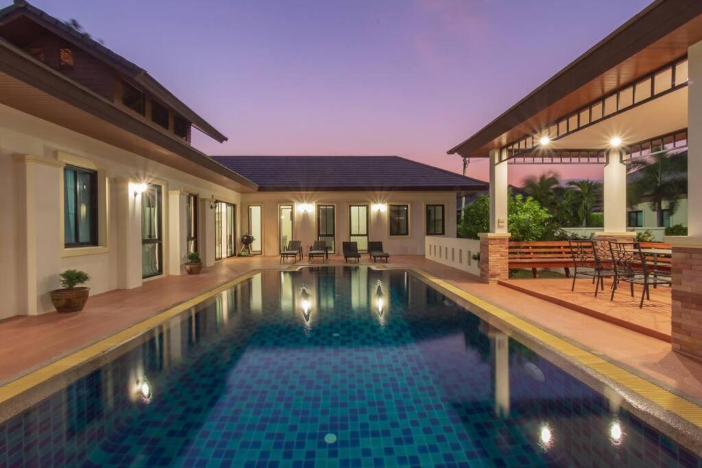 een zwembad in de achtertuin van een huis bij Private 4 Bedroom Pool Villa NB6 in Hua Hin