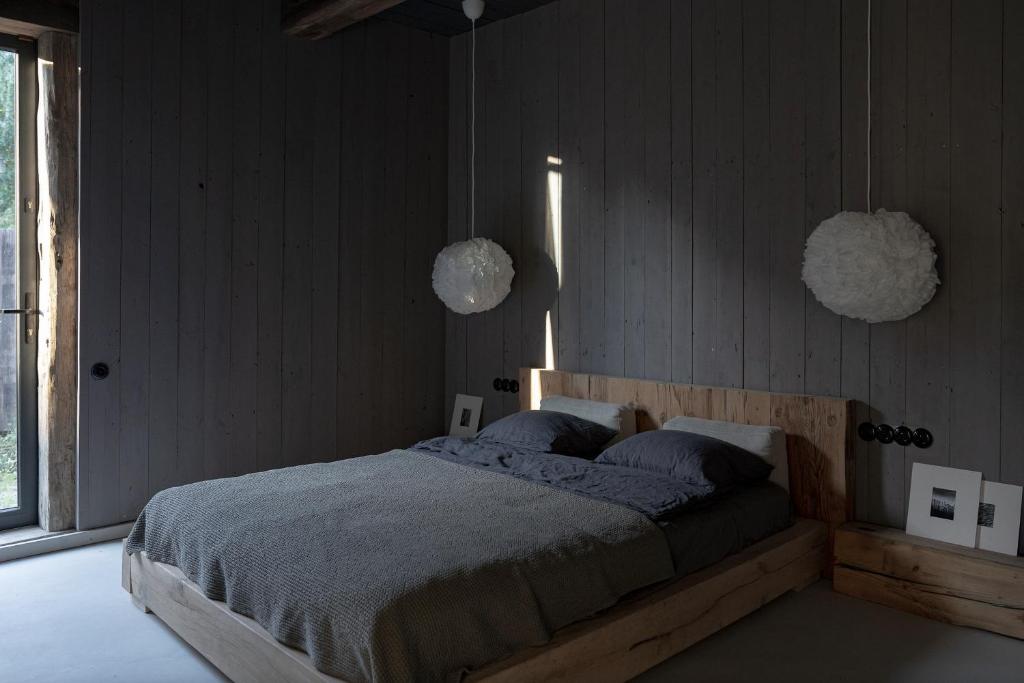 Postel nebo postele na pokoji v ubytování Tilia authentic home, butikowe apartamenty nad morzem