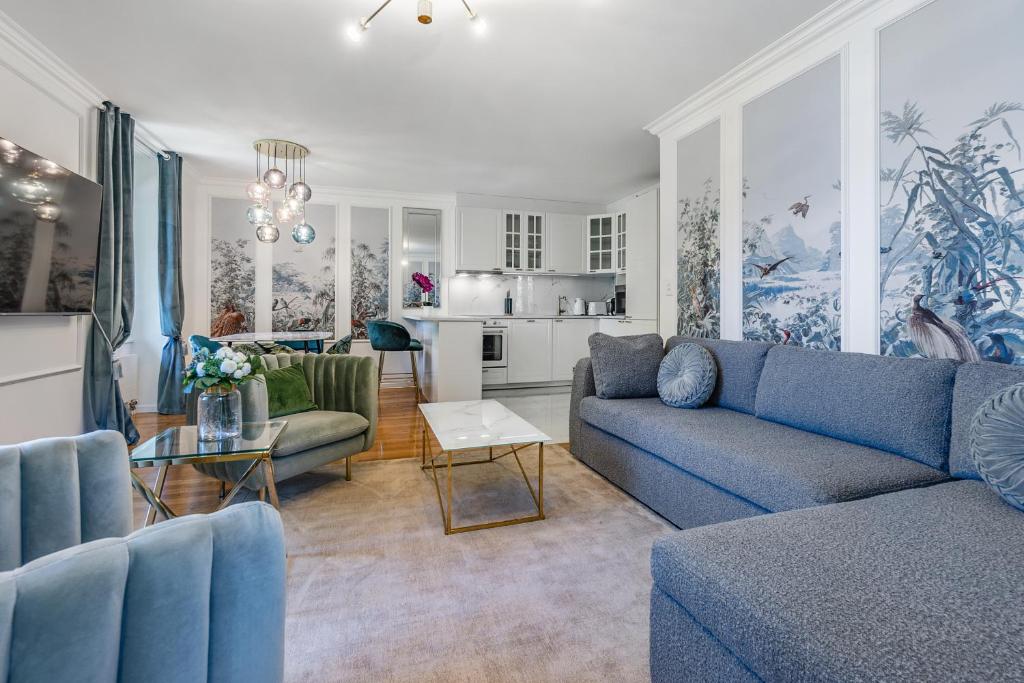 Posezení v ubytování Soft Glam 1-bedroom appt - Lake & Mountain View