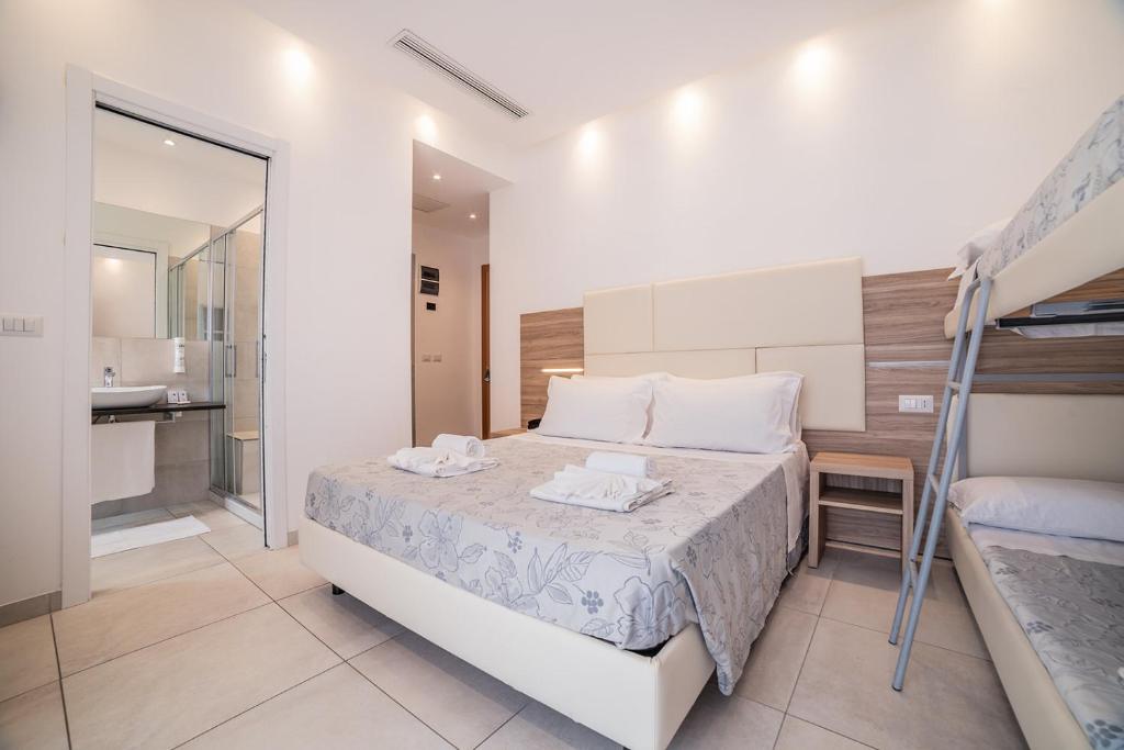 Postel nebo postele na pokoji v ubytování Hotel Ambasciatori