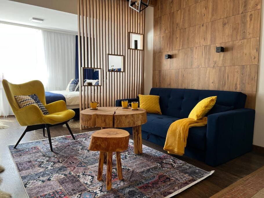 sala de estar con sofá azul y mesa en Apartment Blue Eko Fis Vlašić, en Vlašić