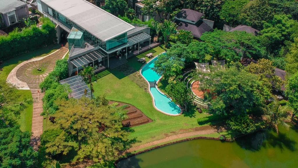 een luchtzicht op een huis met een zwembad bij K Gallery Hotel in Pasuruan