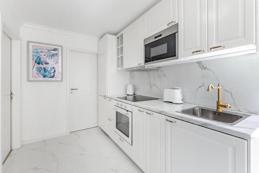 Kuchyň nebo kuchyňský kout v ubytování Bon Port 1-bedroom apartment – Lakefront