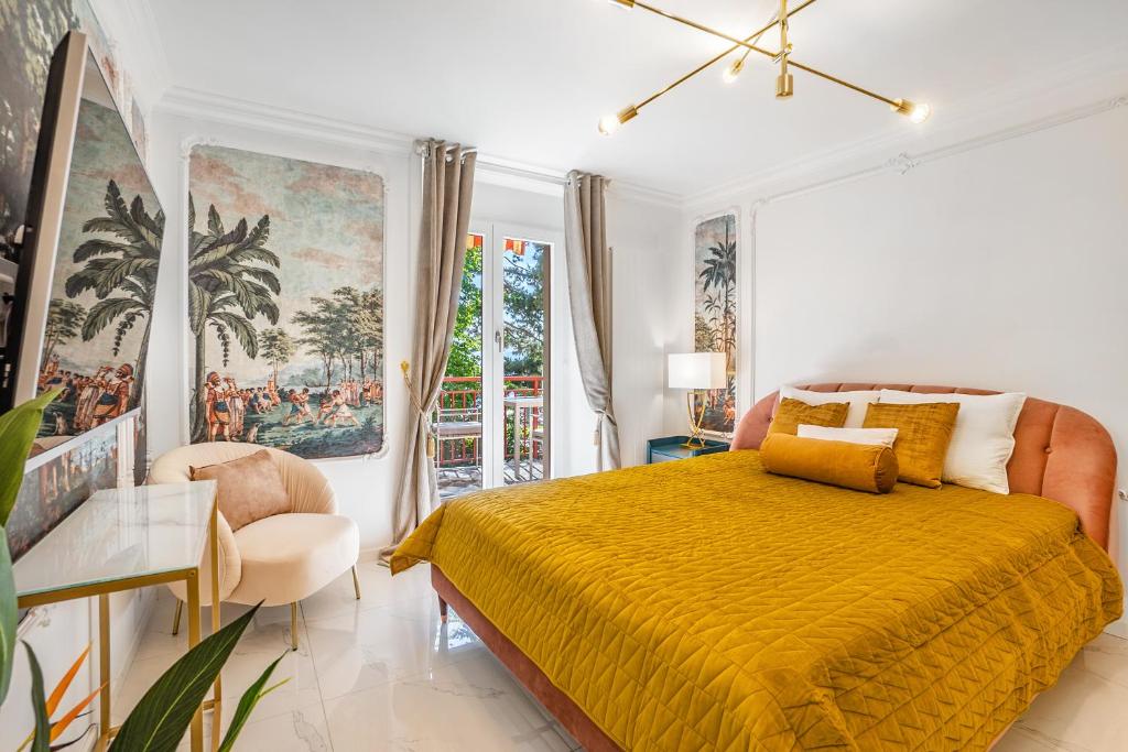 um quarto com uma cama com uma colcha amarela em Tropical studio with a balcony - Lake View em Territet