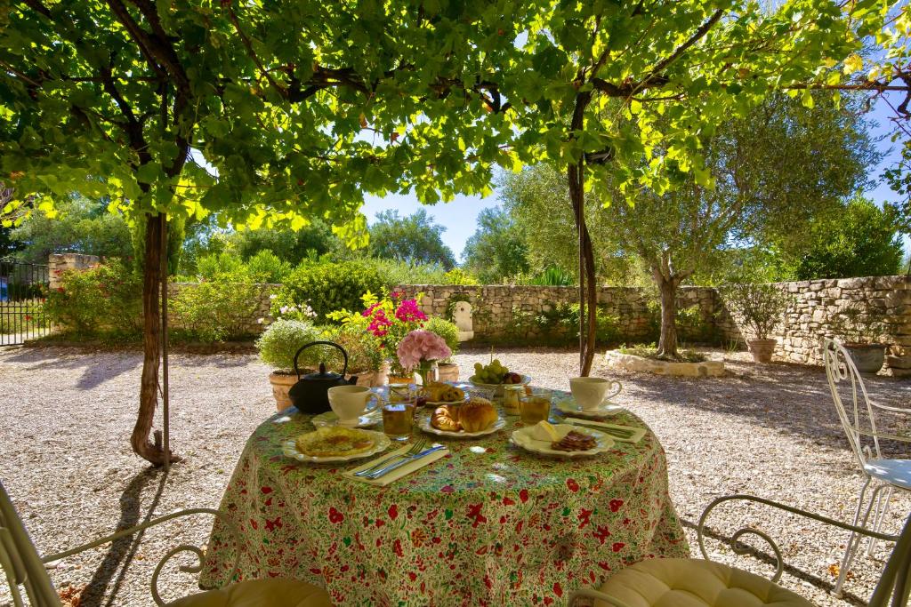 Taman di luar Bastide Saint-Didier