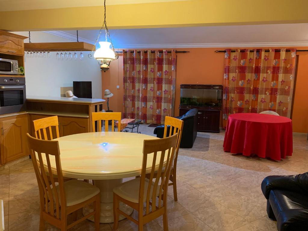 comedor y cocina con mesa y sillas en Luxurious house at Coromandel en La Rotraite